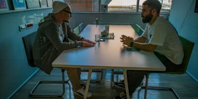 Hoe je moeilijke gesprekken minder zwaar maakt (en waarom dit inzetbaarheid beschermt)