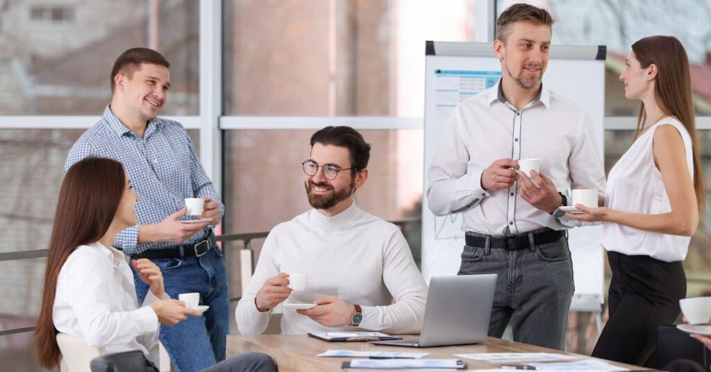 Koffie drinken op kantoor