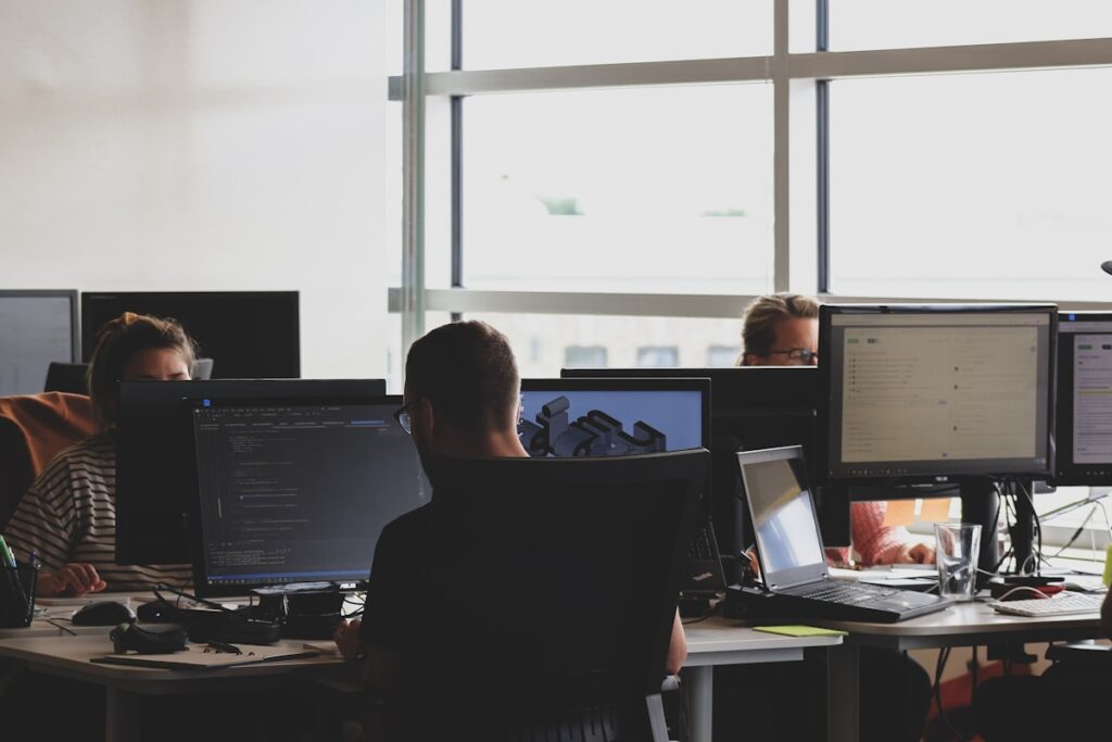 Medewerkers volgen samen een security awareness training achter hun computer