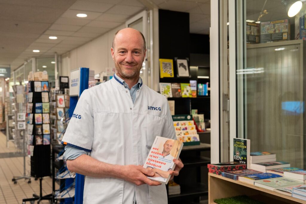 Schelto Kruijff met boek Hoe gezond is het ziekenhuis eigenlijk